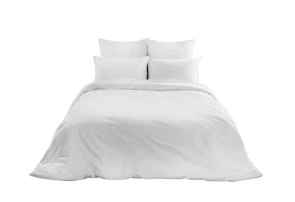 Ropa de cama blanca sobre una cama blanca aislada. Dormitorio con cama y ropa de cama. Cama con almohadas y edredón aislado . — Foto de Stock