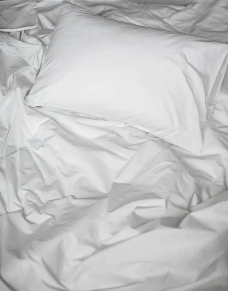 Biały bałagan łóżko widok z góry — Zdjęcie stockowe
