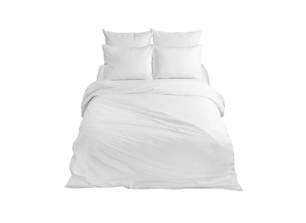 Ropa de cama blanca sobre una cama blanca aislada. Dormitorio con cama y ropa de cama. Cama con almohadas y edredón aislado . — Foto de Stock