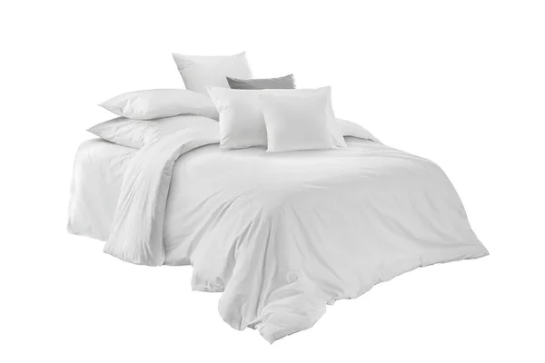 Ropa de cama blanca sobre una cama blanca aislada. Dormitorio con cama y ropa de cama. Cama con almohadas y edredón aislado . — Foto de Stock