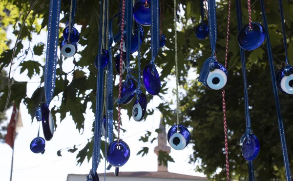 Grânulos de olhos maus pendurados na árvore . — Fotografia de Stock