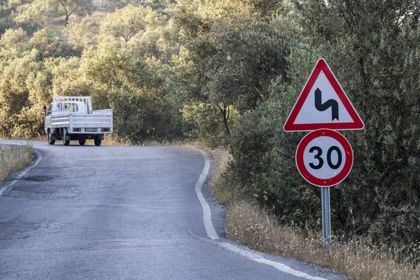 Figyelmeztető jel az út szélén a 30-as úton. Kisteherautóval mozog az úton. — Stock Fotó