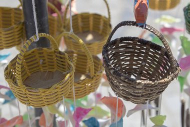 Minik geyik sepetleri. El yapımı ürünler. Yakın çekim asılı.