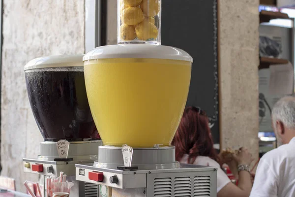 Máquina de suco perto atirar. Cereja e suco de limão são vendidos . — Fotografia de Stock