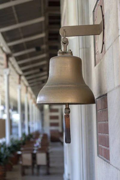 Tren istasyonunda sarı zil. Eski tarih. Yandan alınan