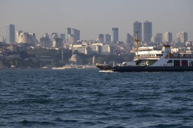 Ortaköy Camii'nin denizden görünümü. Görüntünün önüne bulanık su damlar.
