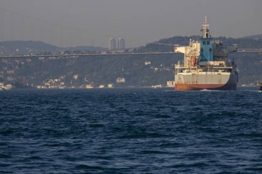 Kargo gemisinin arkası geri lildi. Arka planda Boğaziçi Köprüsü.