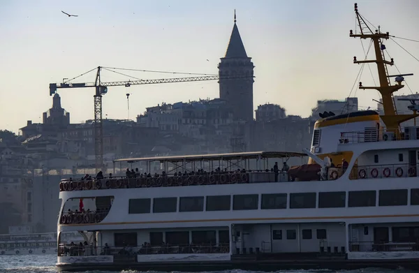 Image de bateau à vapeur en mer et silhouette de la tour Galata en arrière-plan . — Photo