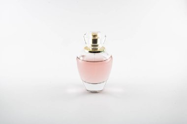 Pembe renkli parfüm. Stüdyoda çekilmiş..