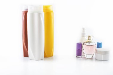 Kişisel bakım ürünleri. Arka plan beyaz renkli yakın çekim. Stüdyoda çekilmiş..