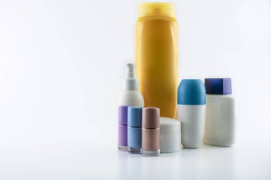 Kişisel bakım ürünleri. Arka plan beyaz renkli yakın çekim. Stüdyoda çekilmiş..