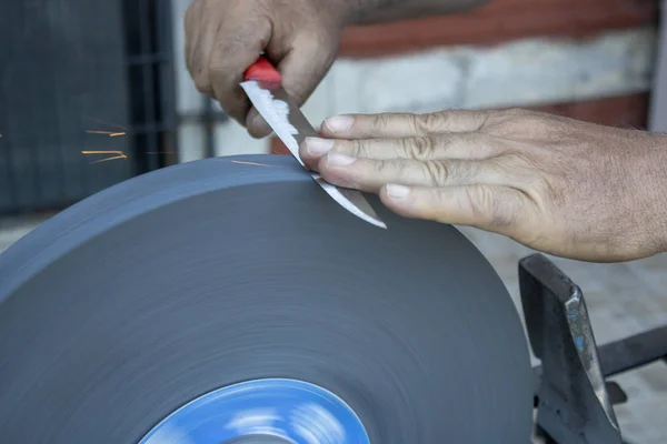 Bıçak bileme eli ve zıpzama makinesi yakın çekim.