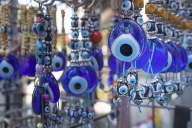 Geleneksel şeytani göz boncuğu. Hatıra. Bulanık arka plan. İyi şanslar getirmek için