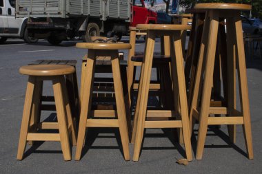 Sokakta ahşap yuvarlak tabureler