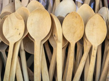 Tahta kaşıklar. Close. Açık kahverengi renkte yakın çekim.