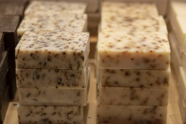 Geleneksel bitkisel sabun. Beyaz renkte bitki çeşitleri vardır. Dükkanın önünde çekilmiş..