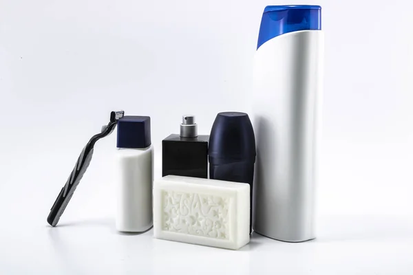 Kozmetik kiti. Erkek bakımı. Kişisel bakım. Beyaz arka plan.