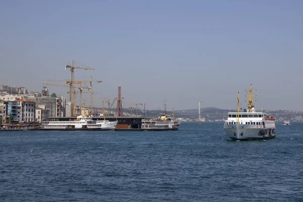 Denizde yüzen vapurlar.