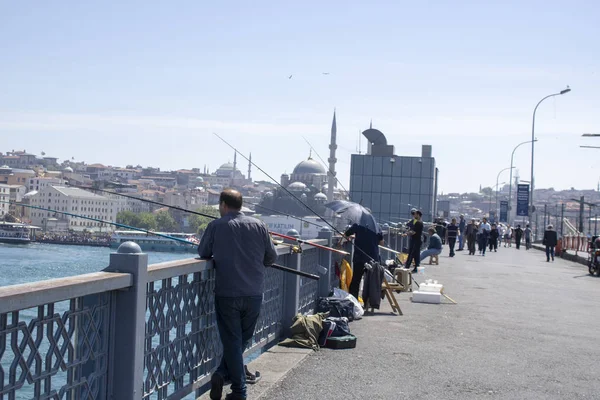 Galata Köprüsü'nde yürüyen insanlar.
