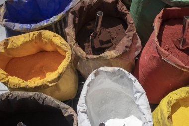 Farklı renklerde toz boya, küre doldurmak için farklı renklere sahip.