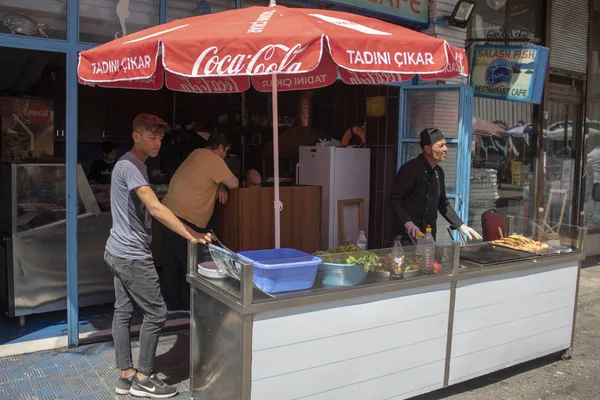 Fast food selling grilled fish outdoors — Stock Photo, Image