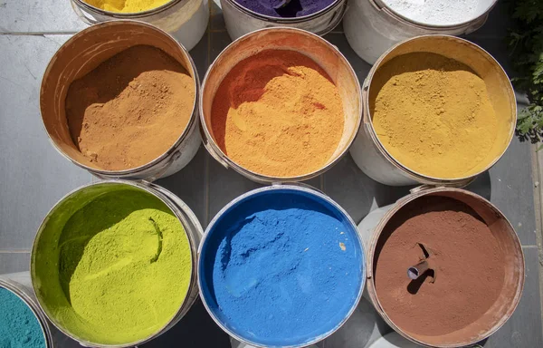 Pulverlack-Dosen. verschiedene Farben. Fotografiert auf einem ausverkauften Tresen. — Stockfoto