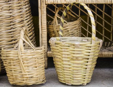 Dükkanın önünde çekilmiş. Örme sepetler. Sarı. konvansiyonel üretim.