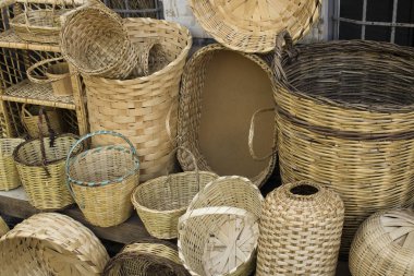 Dükkanın önünde çekilmiş. Örme sepetler. Sarı. konvansiyonel üretim.