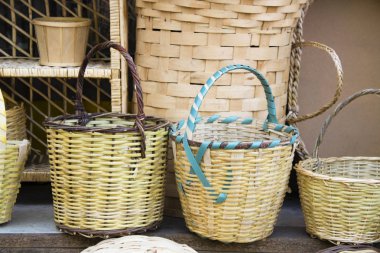 Dükkanın önünde çekilmiş. Örme sepetler. Sarı. konvansiyonel üretim.