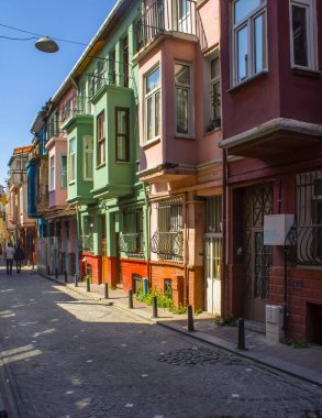 Geleneksel renkli eski binalar. Sokaklar alındı. İstanbul'un Tarih sokakları.