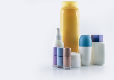 Güneş kremi, parfüm, oje, losyon oluşan ayarlayın. Izole. shot beyaz arka plan.