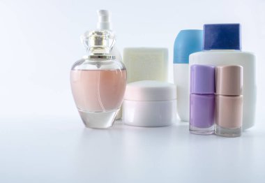 Güneş kremi, parfüm, oje, losyon oluşan ayarlayın. Izole. shot beyaz arka plan.