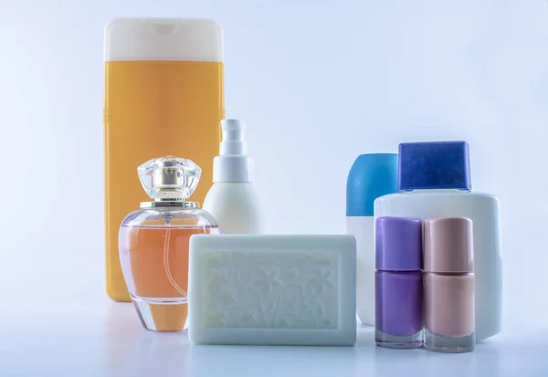 Güneş kremi, parfüm, oje, losyon oluşan ayarlayın. Izole. shot beyaz arka plan.