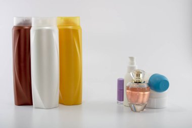 Şampuan, güneş kremi, oje, parfüm. Beyaz arka planda yalıtılmış.