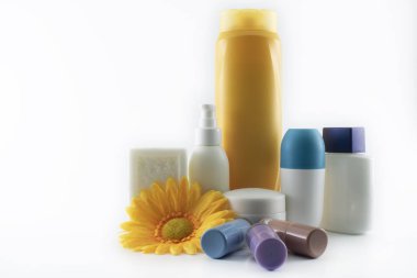 Şampuan, güneş kremi, oje, parfüm. Beyaz arka planda yalıtılmış