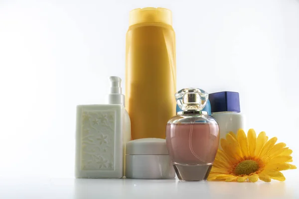 Şampuan Güneş Kremi Oje Parfüm Beyaz Arka Planda Yalıtılmış — Stok fotoğraf