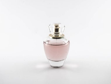 Pembe parfüm şişesi. Yalıtılmış beyaz arka plan.