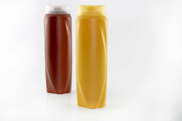シャンプー 黄色の保湿ボトル 白い背景で撮影 — ストック写真