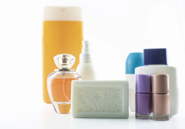 Shampoo Sonnencreme Nagellack Parfum Isoliert Auf Weißem Hintergrund — Stockfoto