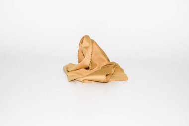 Sarı bardak temizleme bezi. Beyaz arka plan.