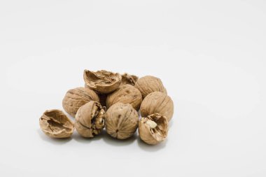 Kırık ceviz kabukları. Beyaz arka planda stüdyo çekimleri.