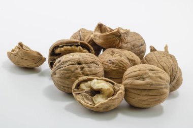 Kırık ceviz kabukları. Beyaz arka planda stüdyo çekimleri.