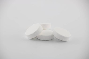 Beyaz hap. Beyaz arka plan. Stüdyoda çekilmiş..