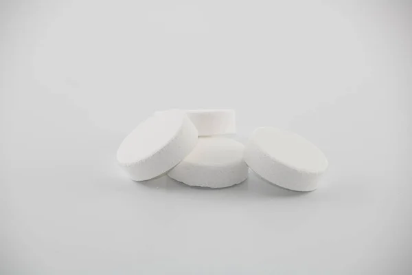 Beyaz hap. Beyaz arka plan. Stüdyoda çekilmiş..