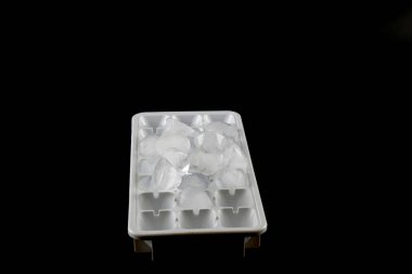 Buz küplerinden çıkarılan buz küpleri. Siyah Arka Plan