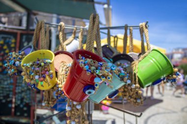 Mağazada satılan dekoratif renkli küçük kova. Sarı renk