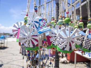 Küçük bir yel değirmeni hediye olarak satıyorlar. Cunda Adası