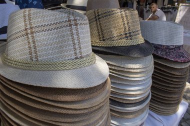 Sombrero 'yu yakın. Mağazanın önünde tezgahta çekildi..