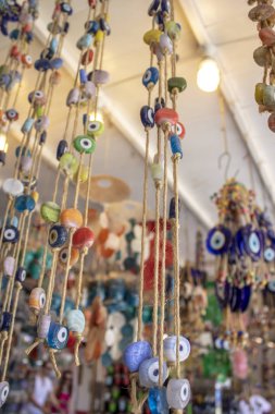 Geleneksel şeytani göz boncuğu. Hatıra. Bulanık arka plan. İyi şanslar getirmek için