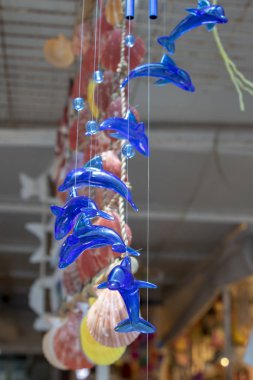 Mavi cam yunus balıkları asılı. Ayvalik Cunda adasında çekildi.